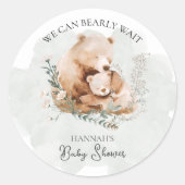 我々は真摯に待つことができるテディベア赤ちゃんシャワー ラウンドシール (正面)