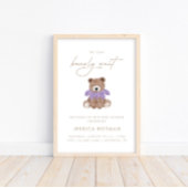 我々は真摯に待つことができる – 紫色の女の子の赤ちゃんシャワー ポスター