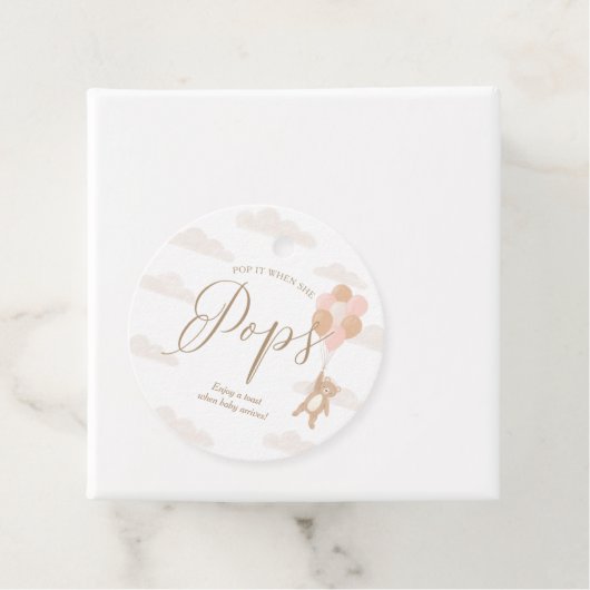 我々は真珠のように待つ女の子の赤ちゃんシャワーワインボトル フェイバータグ (インサイチュ)