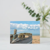 我々は移動 – 魚釣りボート、ブルースカイ、ビーチ、雲 案内ポストカード (スタンド正面)