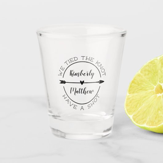 我々は結び魅力的目ハート矢結婚の ショットグラス (正面)
