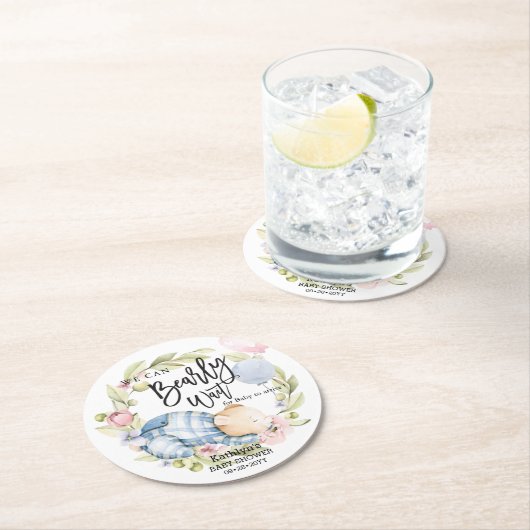 我々は良く待つことができる男の子テディベア赤ちゃんシャワー ラウンドペーパーコースター (インサイチュ)