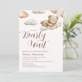 我々は雲の審美的な赤ちゃんシャワーを待つことができる 招待状 (スタンド正面)