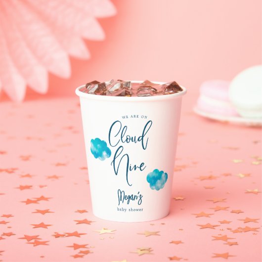 我々は雲の9男の子の赤ん坊シャワー上にある 紙コップ (インサイチュ)