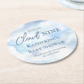 我々は雲の9青い少年の赤ちゃんシャワー上にある ラウンドペーパーコースター (アングル)