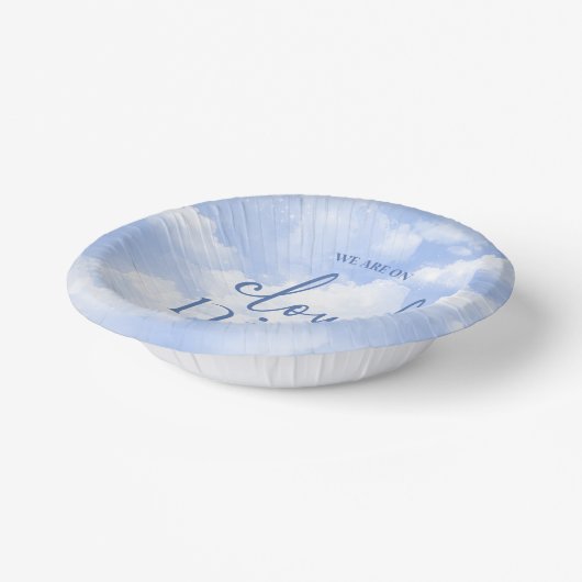我々は雲の9青い赤ちゃんシャワー上にある ペーパーボウル (傾斜あり)
