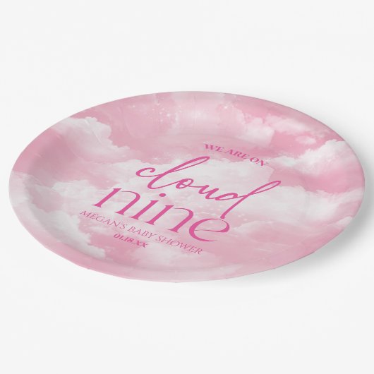 我々は雲9ピンクの赤ちゃんシャワーを浴びている ペーパープレート (アングル)