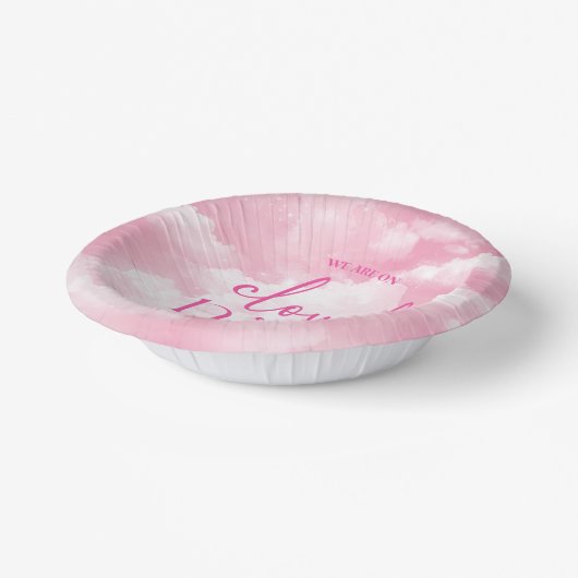 我々は雲9ピンクの赤ちゃんシャワーを浴びている ペーパーボウル (傾斜あり)