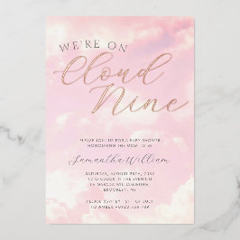 我々は雲9ピンクの雲の赤ちゃんシャワー上にある 箔招待状