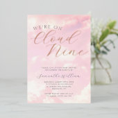 我々は雲9ピンクの雲の赤ちゃんシャワー上にある 箔招待状 (立ち正面)