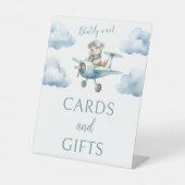 我々は飛行機の赤ちゃんシャワーカードの贈り物を待つことができる 台座サイン (正面)