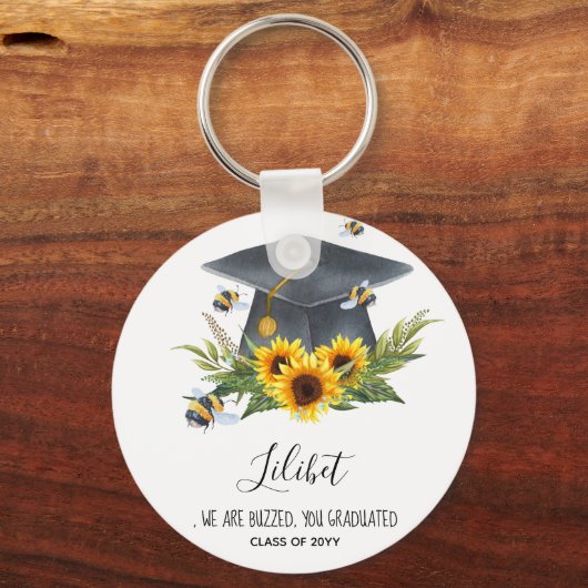 我々は騒いでいる！卒業式ギフトビーパーソナライズされたツ キーホルダー (正面)