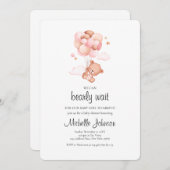 我々は、テディベアーピンクの赤ちゃんシャワーを待つことができる 招待状 (正面/裏面)