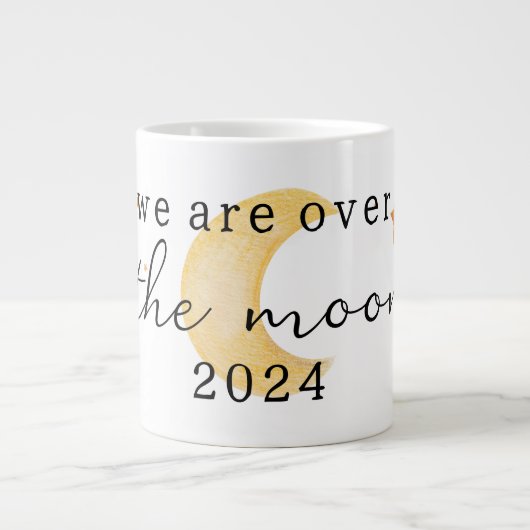 我々は"月の上で"赤ちゃんシャワーのギフトマグ ジャンボコーヒーマグカップ (正面)