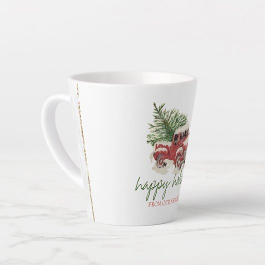 我々は、赤いトラック、松の木の雪の休日Cof移動した カフェラテマグ (左アングル)