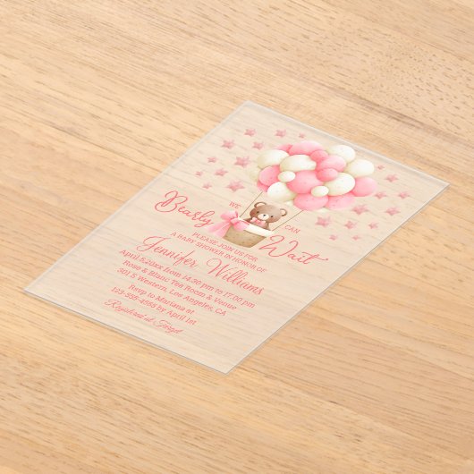 我々は、赤ちゃんシャワーteddyピンクを待つことができる アクリル招待状 (レイダウン)