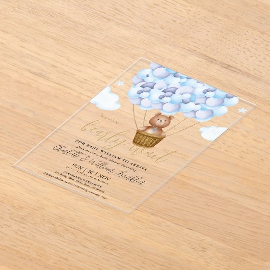 我々はTeddy Bear Blue Boy Baby Showerを待つことができる アクリル招待状 (レイダウン)
