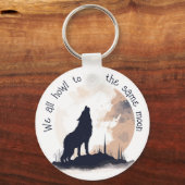 我々全員が同じ月の引用文に吠え感動的る キーホルダー (裏面)