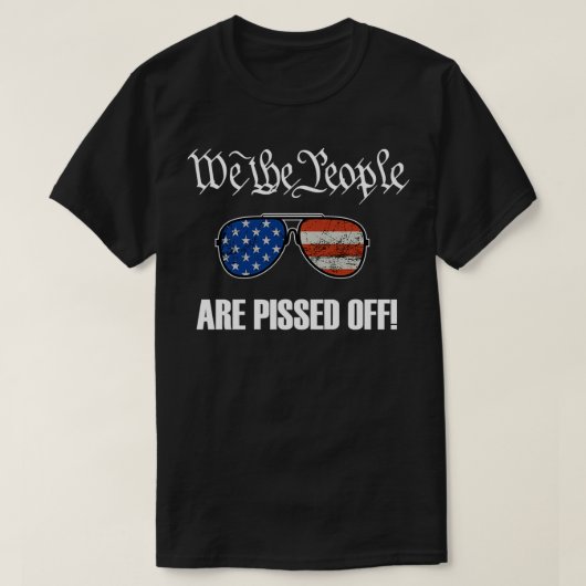 我々国民はアメリカ国旗のサングラスに腹を立てている Tシャツ (デザイン正面)