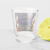 我々国民はトランプに投票する ショットグラス (裏面)