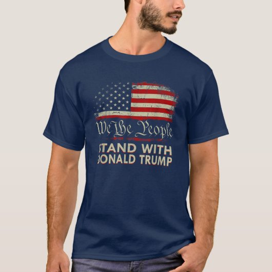 我々国民はドナルド・トランプ2024と共に立つ Tシャツ (正面)