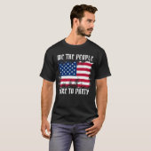 我々国民 面白い アメリカ国旗 7月4日 Tシャツ (正面フル)