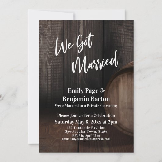 我々得は結婚した茶色の木製の樽 招待状 (正面)