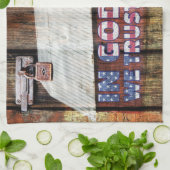 我々素朴が信頼する神にラッチ付きの赤い色あせた納屋 キッチンタオル (折り畳み)