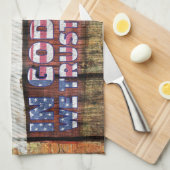 我々素朴が信頼する神にラッチ付きの赤い色あせた納屋 キッチンタオル (四つ折り)