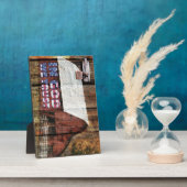 我々素朴が信頼する神にラッチ付きの赤い色あせた納屋 フォトプラーク (側面)