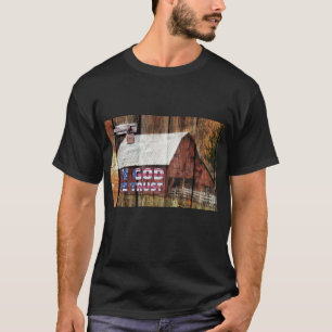 我々素朴が信頼する神にラッチ付きの赤い色あせた納屋 Tシャツ