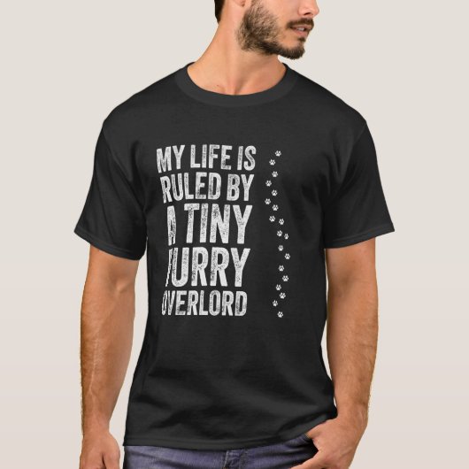 我が人生は小さな毛玉の覇王様に支配されている 猫好きのための面白グッズ Tシャツ (正面)