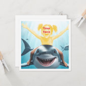 我が子が赤ちゃんサメに乗ってる、ホオジロザメだわ カード (正面/裏面インサイチュ)