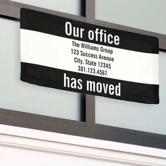 我が社の発表は白黒に動いた 横断幕 (ビルの外側)