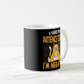 我慢して猫に嫌な皮肉を言った コーヒーマグカップ (正面右)