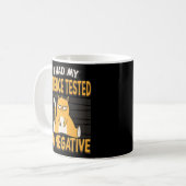 我慢して猫に嫌な皮肉を言った コーヒーマグカップ (正面左)