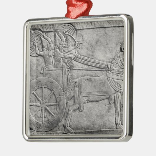 戦いのアッシリアの軍隊を描写するレリーフ、浮き彫り メタルオーナメント (左)
