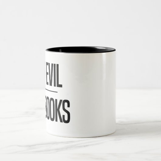 戦いの悪の読書は|の愛書家のギフトを予約します ツートーンマグカップ (中央)