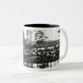 戦いの支流を浅瀬を渡る中央政府電池 ツートーンマグカップ (正面右)