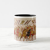 戦いをとのするためにHastingsを残している兵士 ツートーンマグカップ (中央)