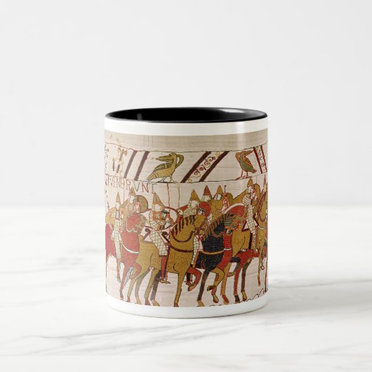 戦いをとのするためにHastingsを残している兵士 ツートーンマグカップ (中央)