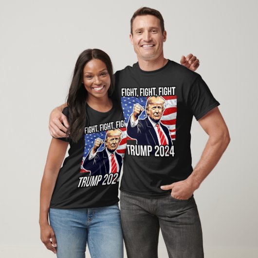 戦う戦いドナルド・トランプ2024アメリカ国旗 Tシャツ (ユニセックス)