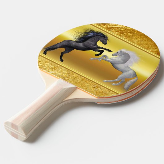 戦っている白馬および黒 卓球ラケット (正面アングル)