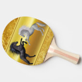 戦っている白馬および黒 卓球ラケット (横)