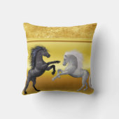 戦っている白黒の馬金ゴールド クッション (裏面)