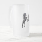 戦っている白黒馬 フロストグラスビールジョッキ (正面左)