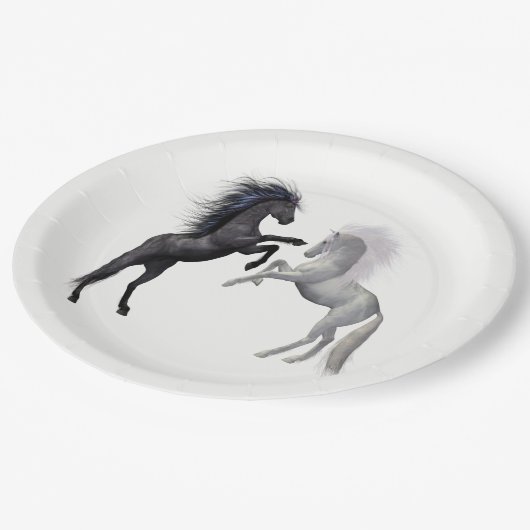 戦っている白黒馬 ペーパープレート (アングル)