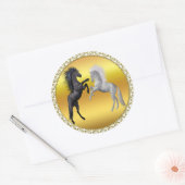 戦っている白黒馬 ラウンドシール (封筒)