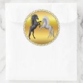 戦っている白黒馬 ラウンドシール (バッグ)