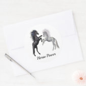 戦っている白黒馬 ラウンドシール (封筒)